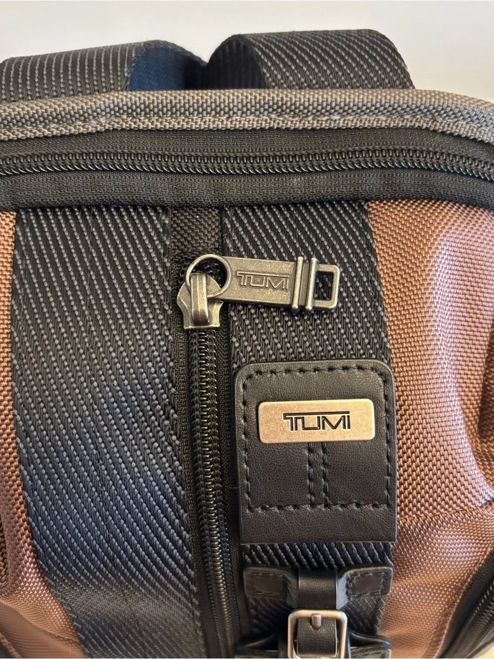 Tumi Higgins men’s sling pack brown NEW